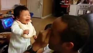 Reakcja taty słyszącego jak pierwszy raz w życiu śmieje się jego dziecko. Bezcen